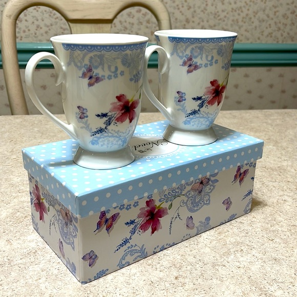 BNWT NOVEL 2 BUTTERFLY TEA/COFFEE MUGS IN A BOX SET - Picture 2 of 5
